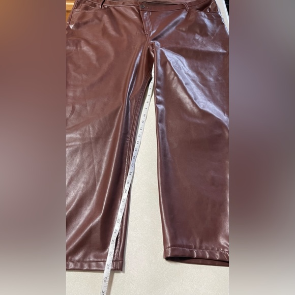 Abercrombie & Fitch Curve Love Criss-Cross Waist
Vegan Leather 90s Straight 22 - Picture 11 of 13